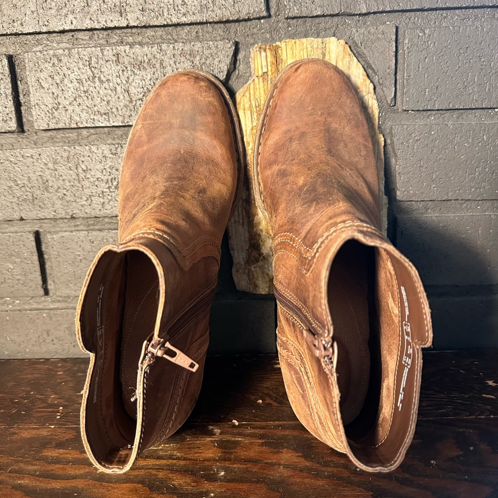 Clarks ankle booties with a heel - Picture 4 of 7